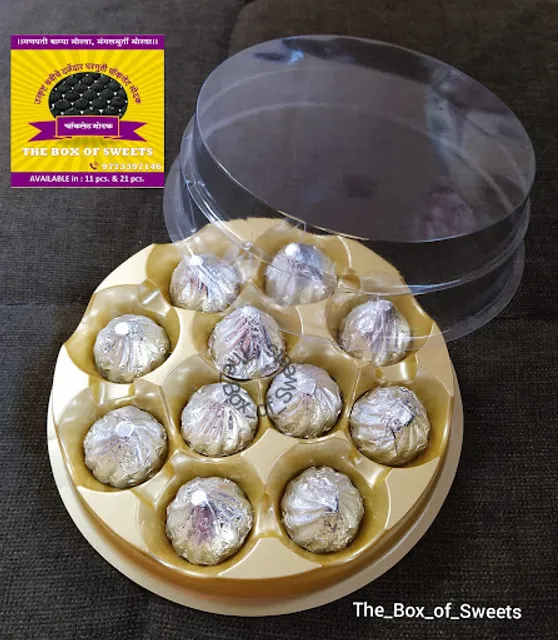 The Box Of Sweets/ Couple's cafe