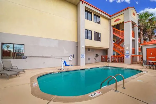 Quality Inn & Suites Ft. Jackson Maingate