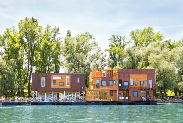 ArkaBarka floating hostel & apartments