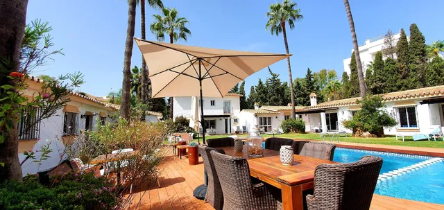 Apart Hotel Banús Lodge