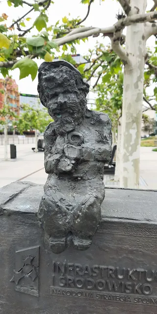 Krasnal Siedzący na Walizce (Dworcowy II)