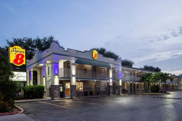 Super 8 by Wyndham Bradenton Sarasota Area
