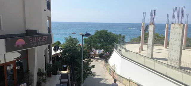 Queen Apartments & Rooms