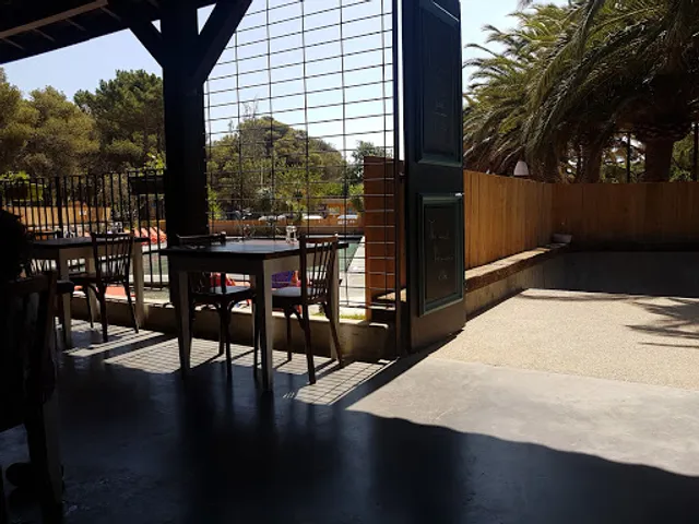 PISCINE PIZZA BAR CHEZ LOUIS