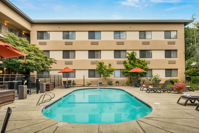 Oxford Suites Redding