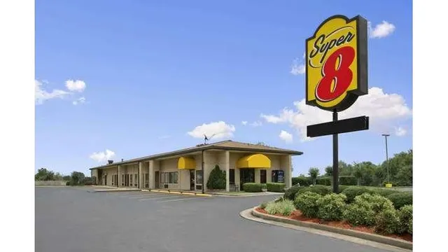 Super 8 by Wyndham Tupelo Airport