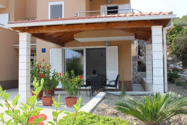 SLANO BAY APARTMENTS