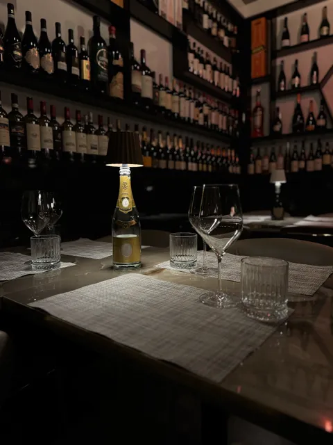 Huh Cocktail Bar e Sushi