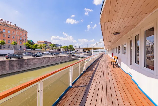 Grand Jules Boat Hotel