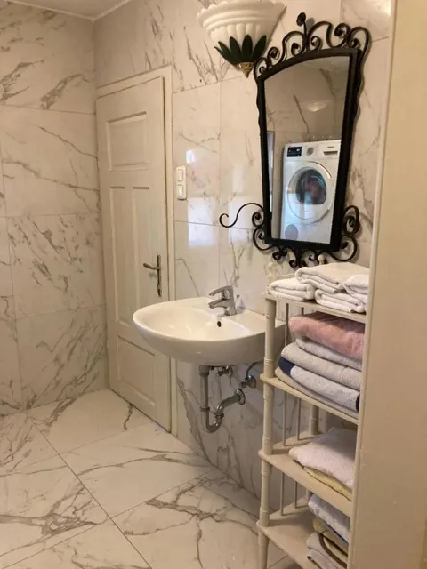 (C) Zimmer in einem Bauernhaus