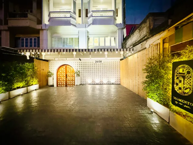 Momento Hotel and Cafe'