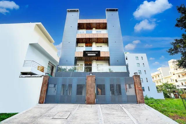 Super Townhouse Sector 104 Noida
