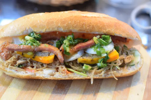 subichala - bánh mì sườn chả