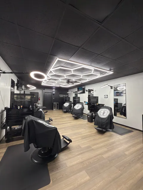 EXCLUSIVES BARBER LOUNGE