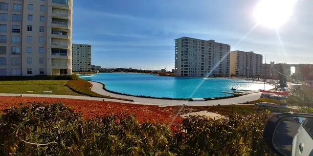 Laguna bahía, Edificio marina