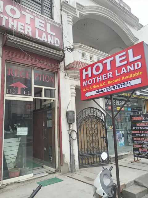 Hotel Mother Land