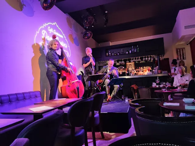 Dan Martin's café américain