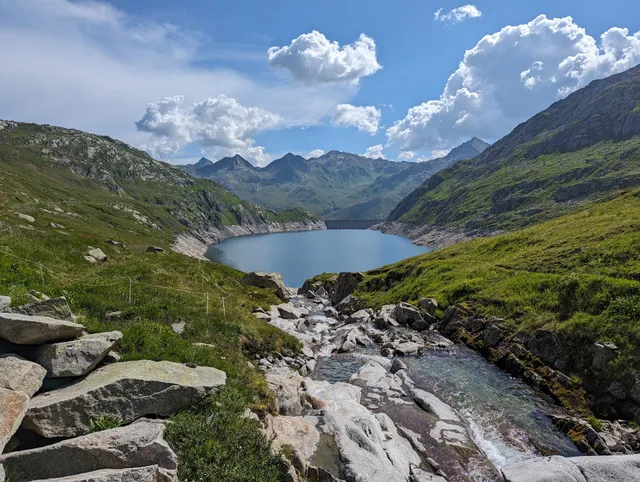 Staumauer Lago di Lucendro