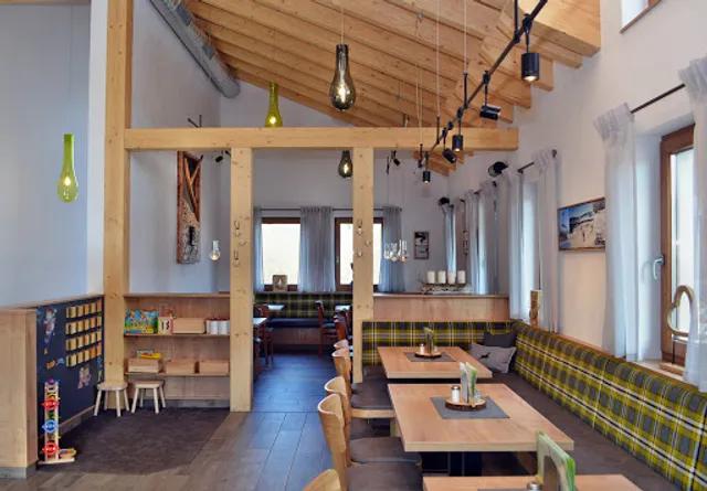 Einkehrschwung - Die Ski- und Rodelhütte