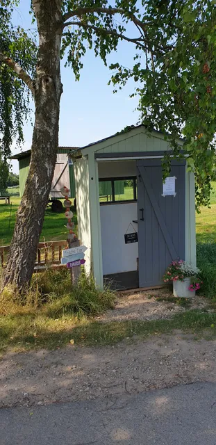 Hof Dollerupholz - Lütte Hehn Eierstand Hofeinfahrt