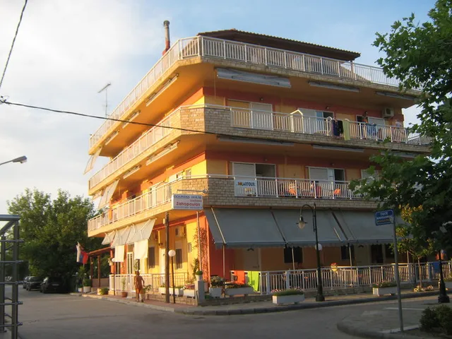 DOLPHINS HOUSE APARTMENTS