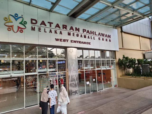 Dataran Pahlawan Melaka Megamall