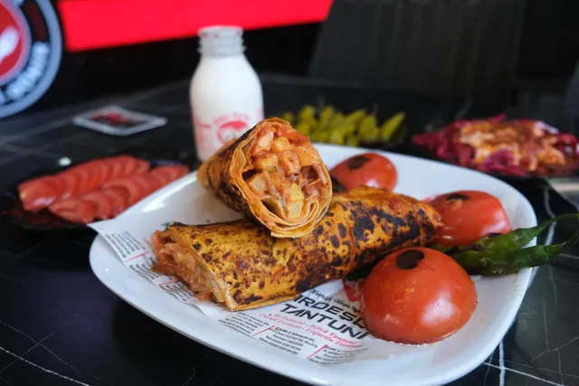 Öz Kardeşler Tantuni ve Döner Salonu