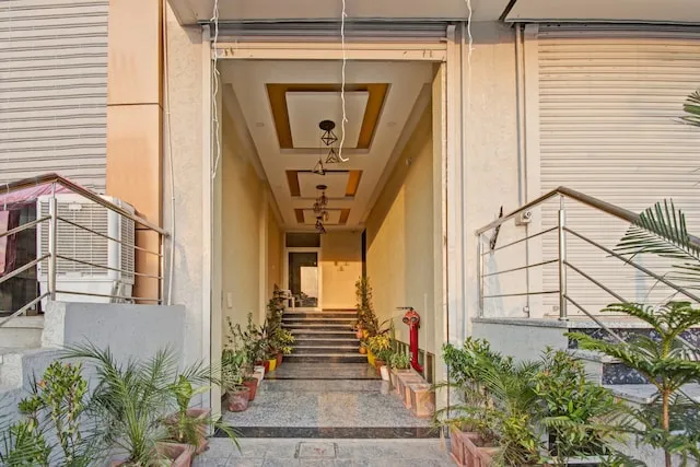 Townhouse 1145 Hotel Lakhdatar