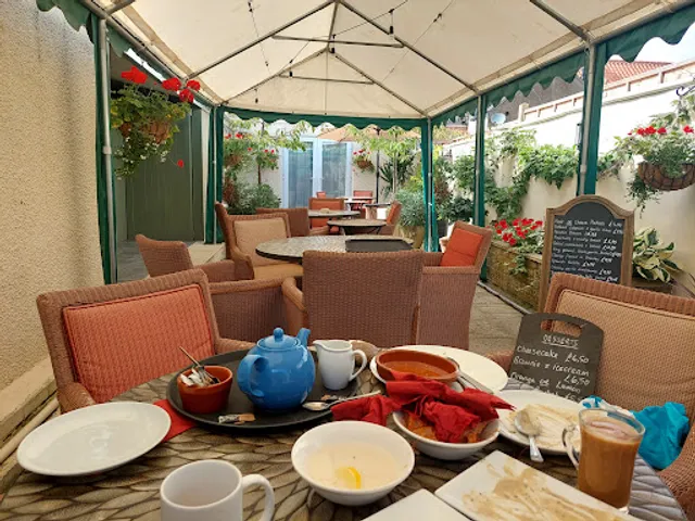 Newton's Wine and Tapas Bar