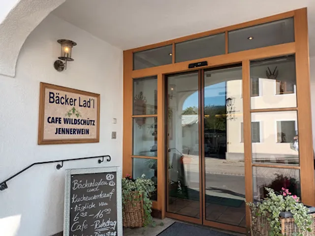 Cafe poacher Jenner wine