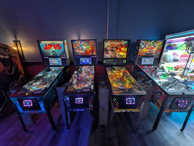 Hometowne Pizza Minneapolis Bar and Arcade