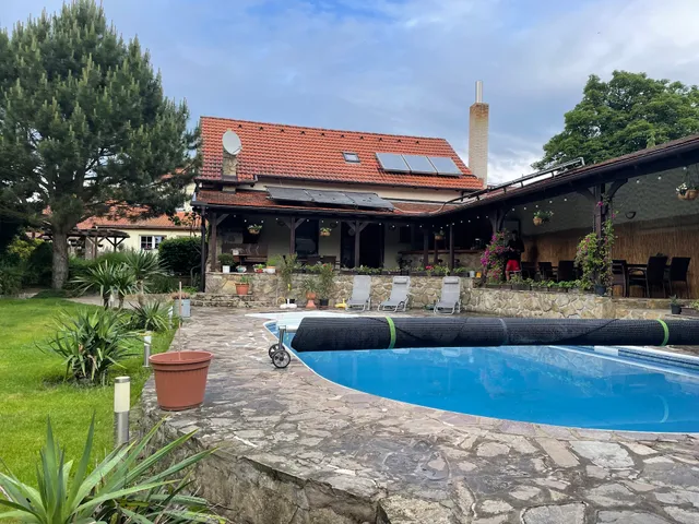 ROYAL GARDEN APARTMENTS***