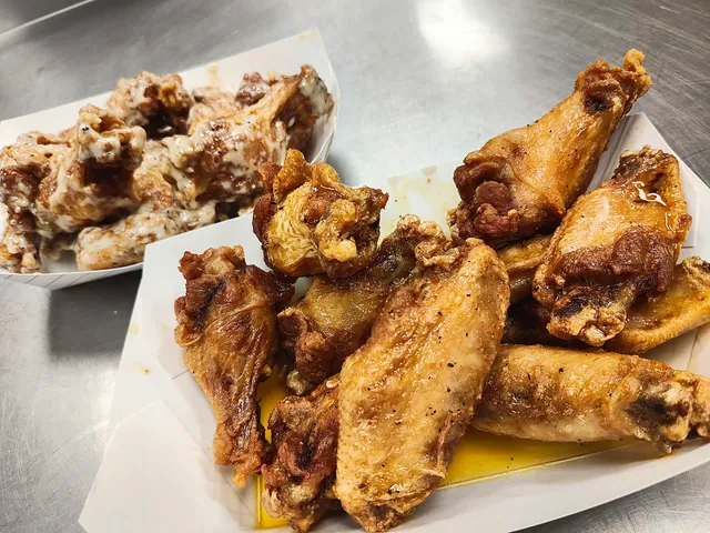 Heavyweights Wings & Burgers