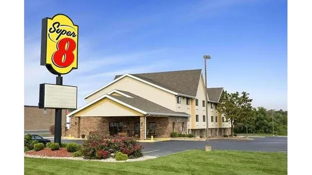 Super 8 by Wyndham Alton