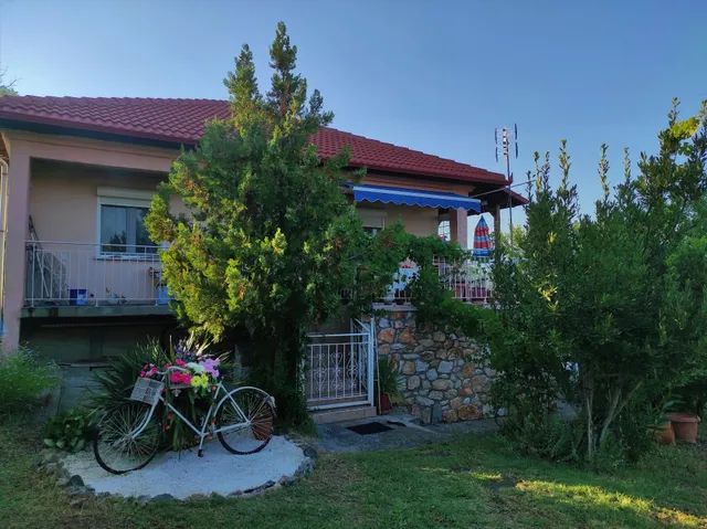 Countryside Cottage with Garden and Lake View