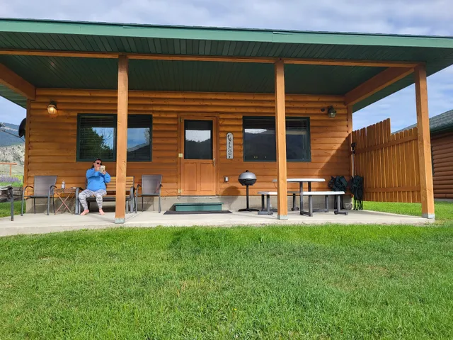 Yellowstone River Bend Cabin