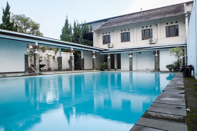 RedDoorz Plus near Floating Market