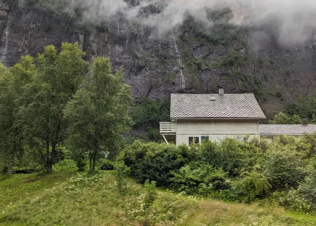 Buastova, Rongen gard