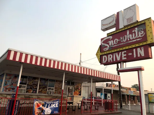 Sno-White Drive In