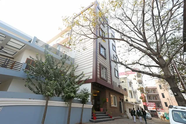 OYO Flagship 12177 Hotel Crystal Inn