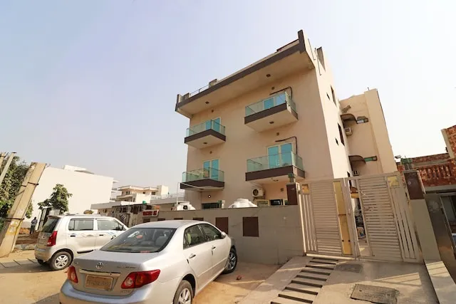 OYO Hotel Lotus Park Near Bestech Central Square Mall