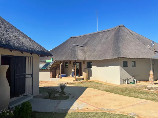 Newburg Lodge bushveld accommodation, Elements Golf Reserve, Bela-Bela. Self-catering Lodge & Luxury Tented Camp.