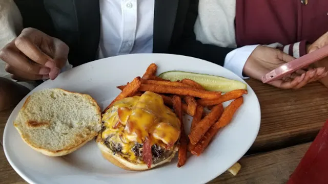 Woody's Raw Bar & Grill