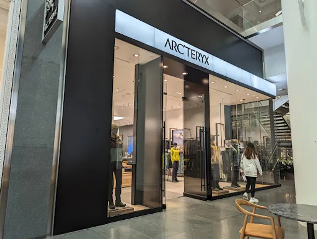 Arc'teryx Brookfield Place