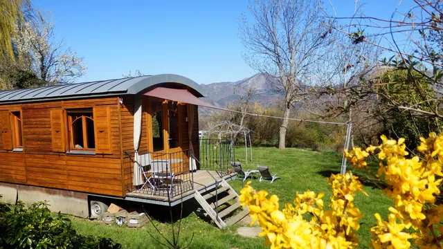 The Panicaut cottage, guest house and caravan