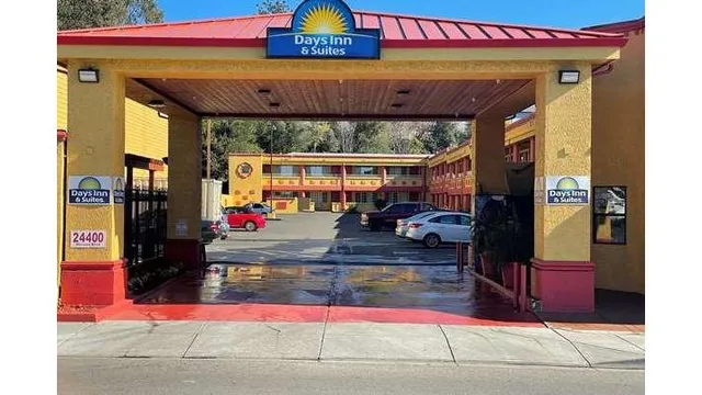 Days Inn & Suites by Wyndham Hayward