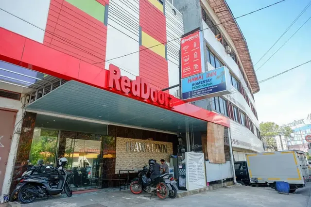RedDoorz Plus @Hawai Inn Near Mall of Panakukang