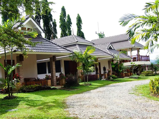 น้ำเพียงฟ้า บูติค รีสอร์ท