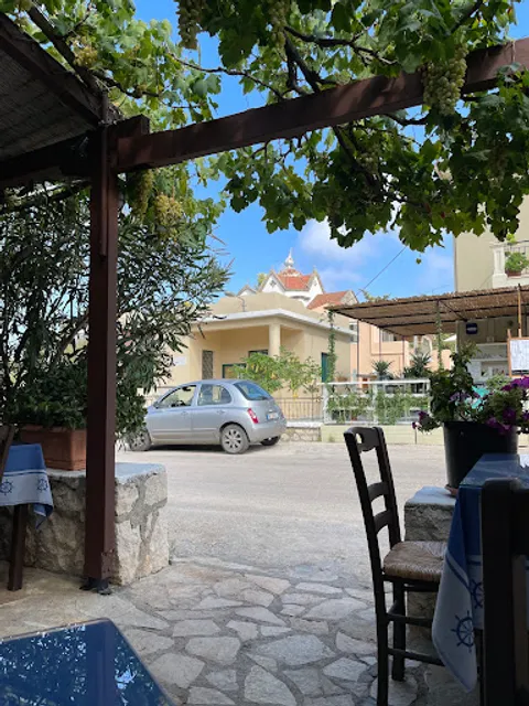 To Petrino. Restaurant..cafe, bar pizza