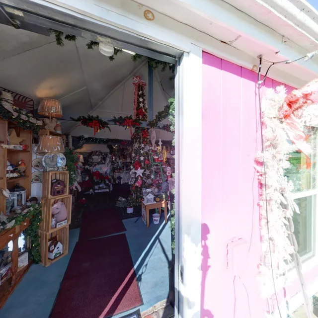 Carriage House Gifts & Flowers